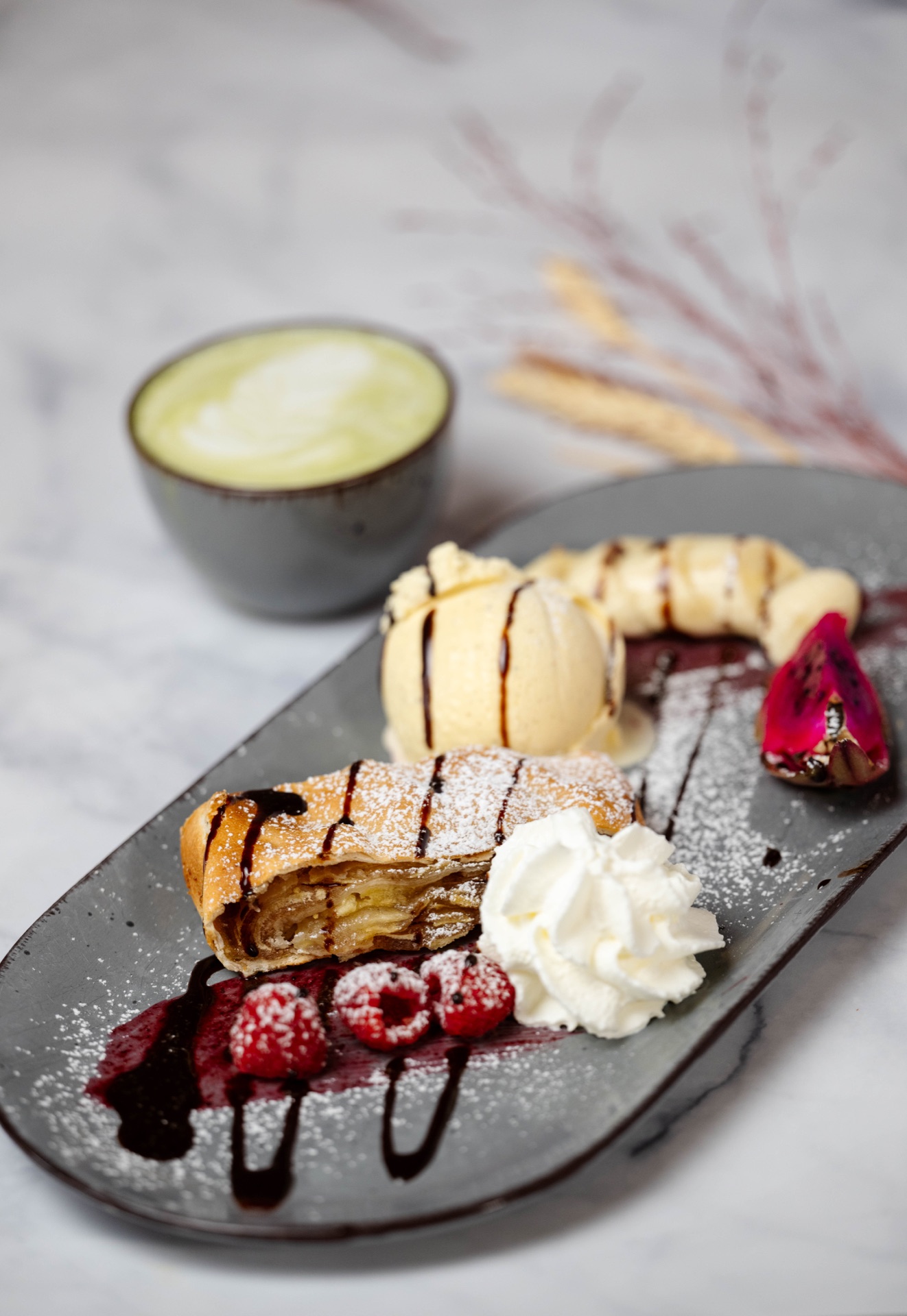 Apfelstrudel mit Vanilleeis und Sahne