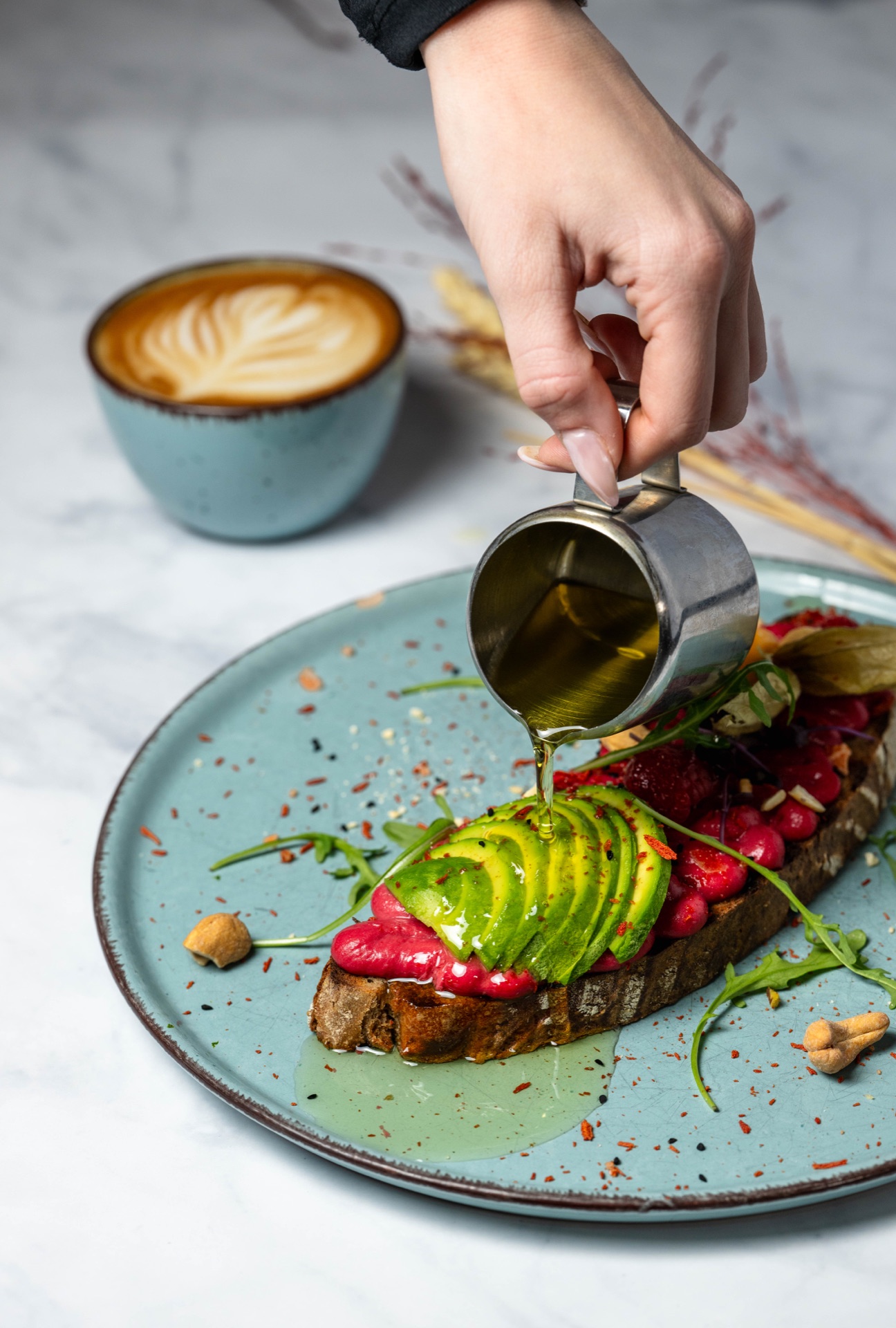 Avocado-Stulle mit frischen Zutaten
