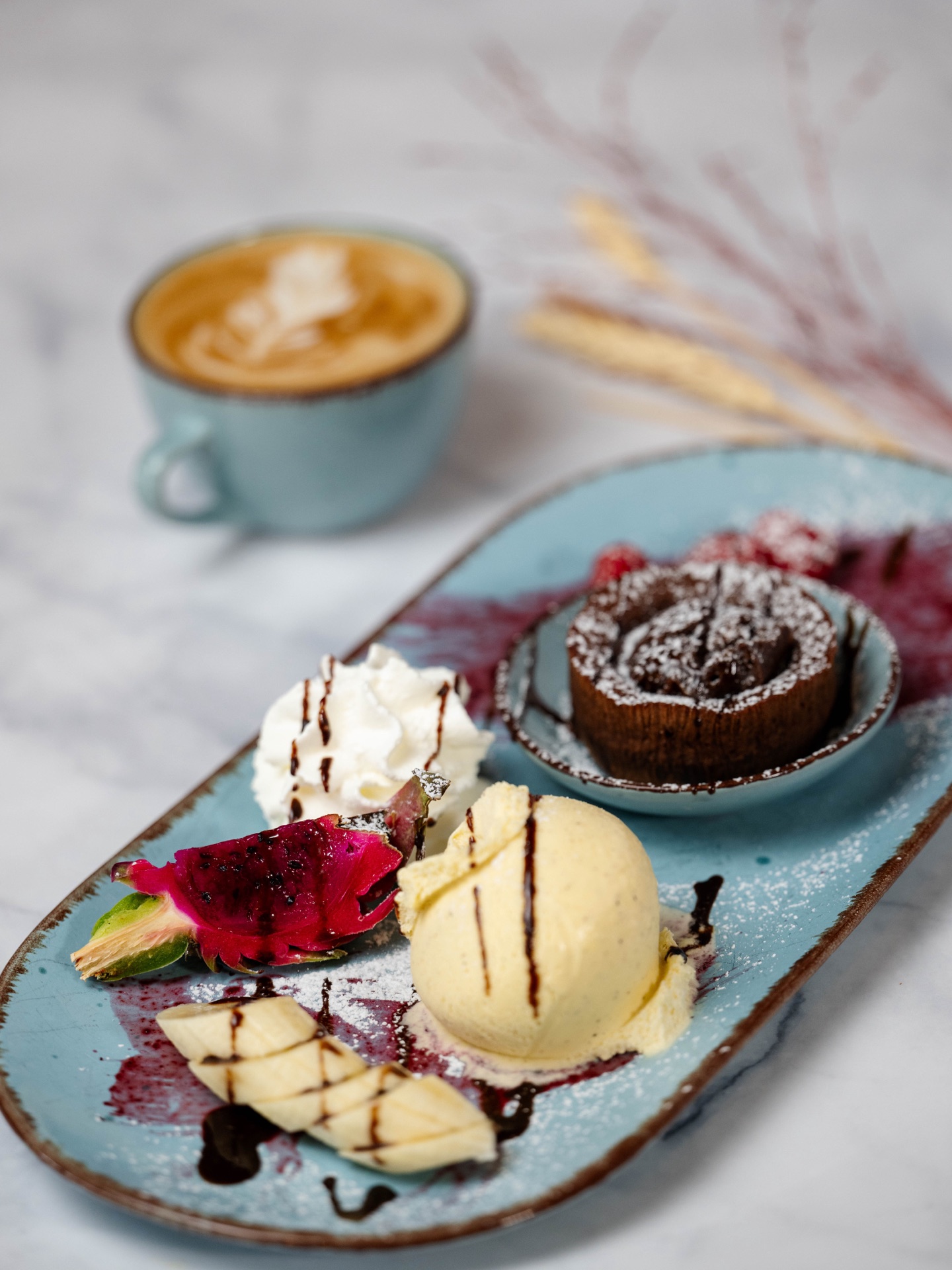 Schokoladen-Dessert mit Eis und Früchten