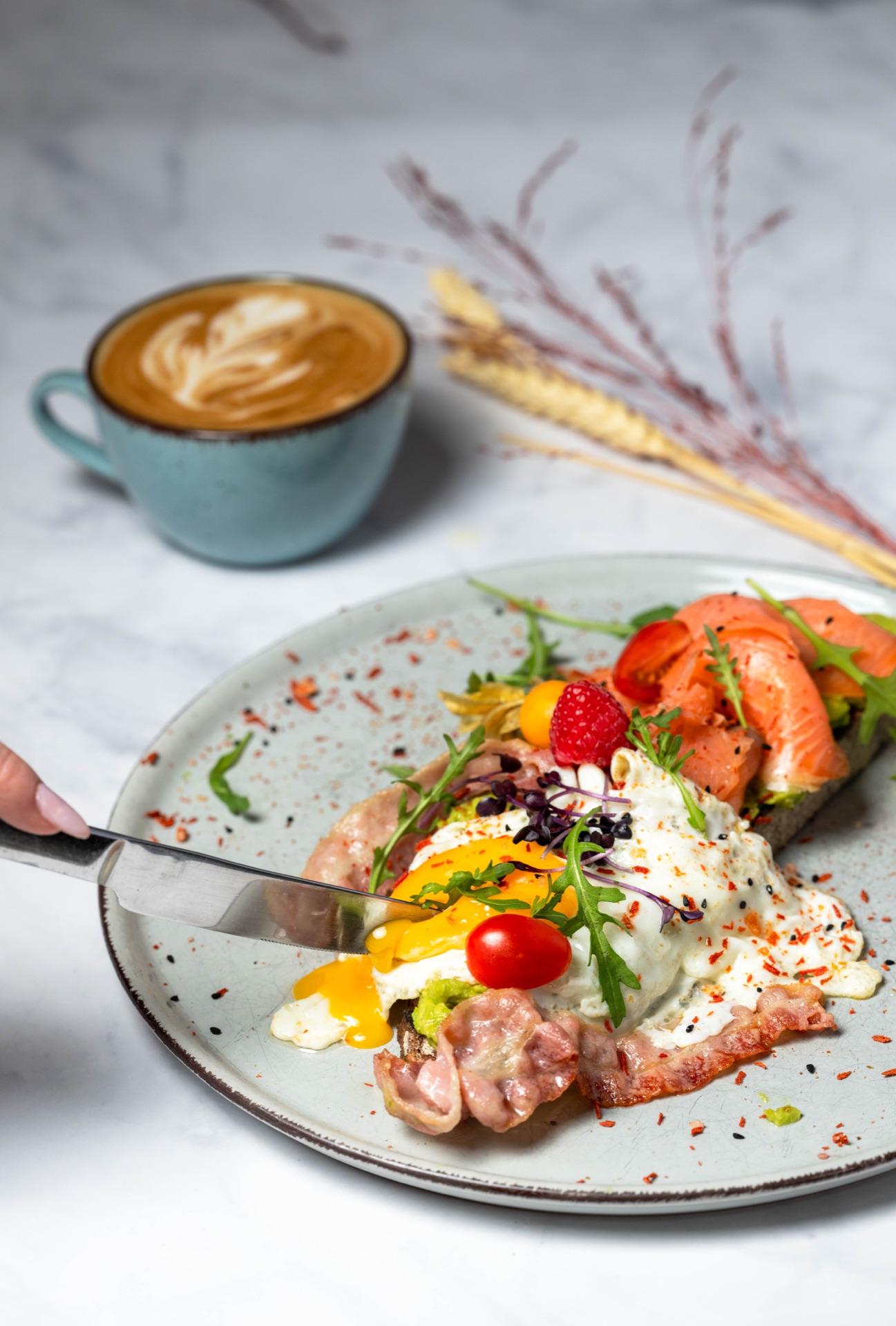 Frühstück mit Lachs, Ei und Brot