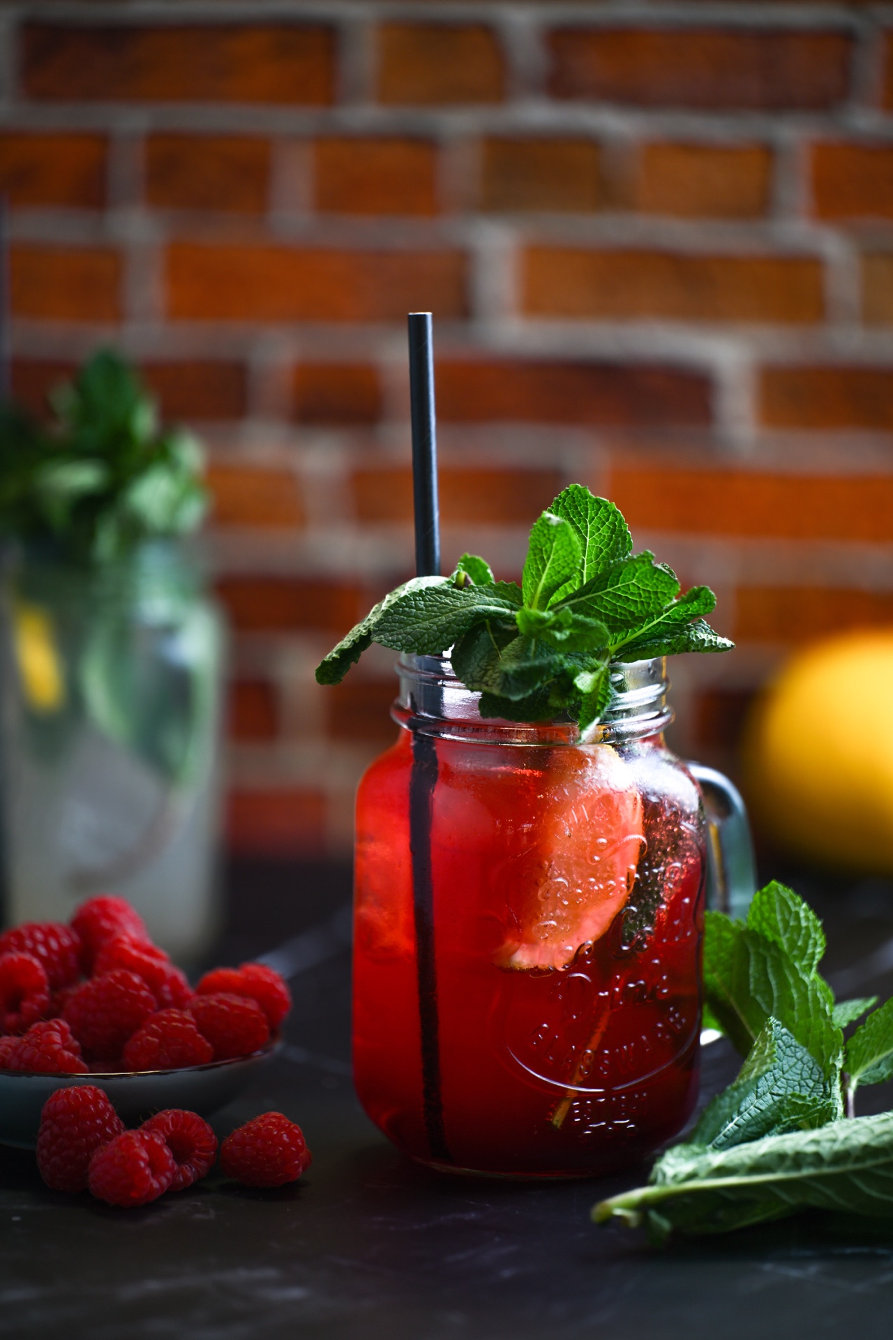 Himbeer-Limonade mit frischer Minze