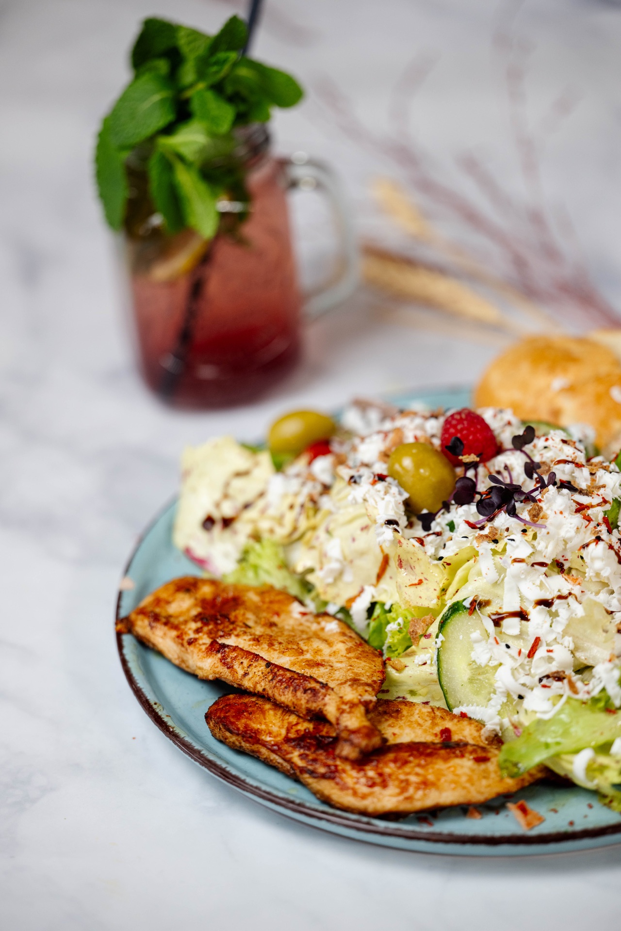 Frischer Salat mit Brot