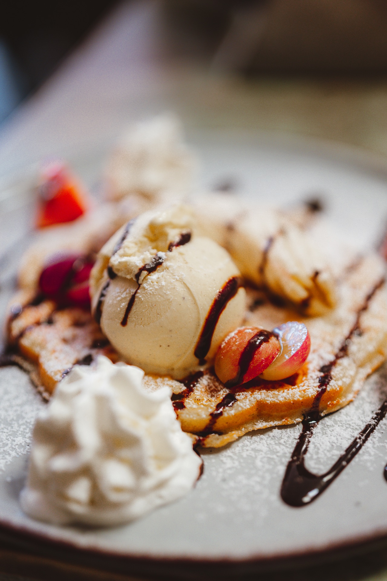 Waffeln mit Vanilleeis und Sahne